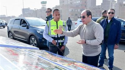 الرئيس السيسي يتفقد مشروعات المحاور والطرق بمحافظة الجيزة
