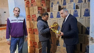 ضبط 52 ألف و200 زجاجة زيت داخل مخزن عشوائي بالبحيرة 