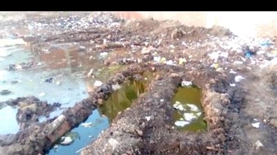 بسبب طفح المجاري.. حياة المواطنين بـ 