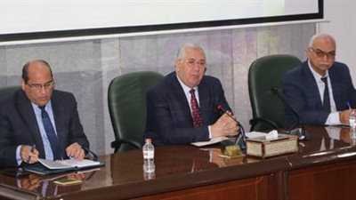 وزير الزراعة يوجه بمنع التعديات على الأراضي الزراعية