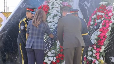 احتفالاً بعيد الشرطة.. محافظ دمياط تضع إكليل زهور على النصب التذكاري للشهداء 