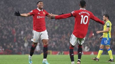 مانشستر يونايتد يضرب نوتنجهام فورست بثلاثية في كأس كاراباو