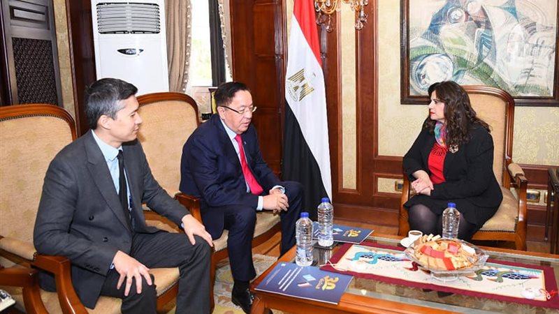 وزيرة الهجرة مع السفير