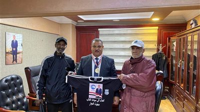 خاص| صفوت النجار يكرم شيخ اللاعبين الرياضيين لكرة القدم بعين شمس