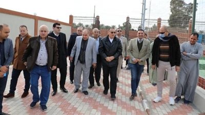 محافظ الشرقية يتفقد مشروعات حياة كريمة بقرية أبو صميدة