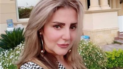 رانيا محمود ياسين تحتفل بعيد ميلاد والدتها 