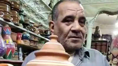 خاص| «طاجن وقلة وزير».. حكاية عم عربي بائع الفخار بضاعة زمن الطيبين 