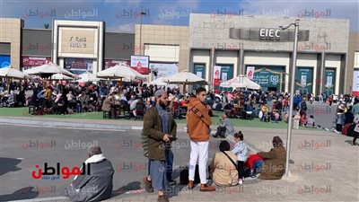 حباً في القراءة.. زوار معرض الكتاب يجلسون على الأرصفة