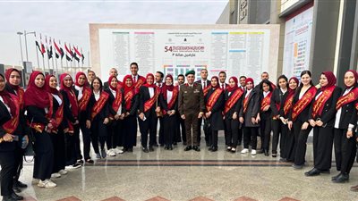 ضمن فعاليات معرض الكتاب.. طلاب جامعة عين شمس يتفقدوا جناح الدفاع