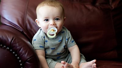 طبيب يُحذر الأمهات من استخدام لهاية الأطفال: «تؤثر على نمو الفك والأسنان الأمامية» 
