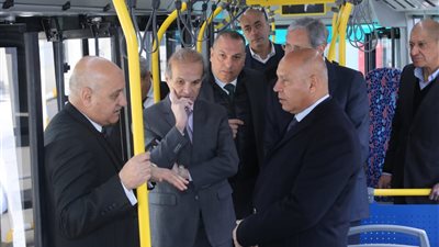 وزير النقل يتفقد الاتوبيسات الترددية التى تعمل بالكهرباء