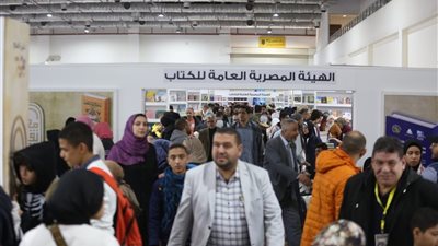 وزيرة الثقافة تعرب عن سعادتها لمبيعات الوزراة داخل معرض الكتاب 