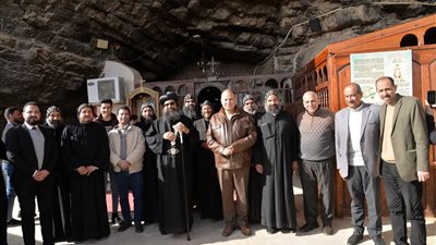 محافظ أسيوط يزور دير الشهيد بجبل أبنوب ويتفقد الكنائس