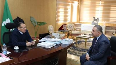 محافظ الشرقية يهنيء مدير جهاز تنمية المشروعات المتوسطة والصغيرة