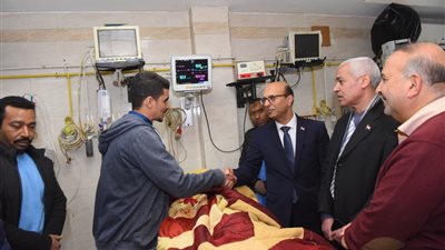 للاطمئنان على حالتها.. رئيس جامعة أسيوط يزور موظفة سقطت من الدور الثالث