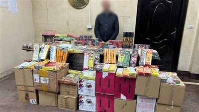 الشرطة تلقي القبض على شخص بحوزته 27 كرتونة ألعاب نارية بالقاهرة 