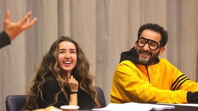 بعد 21 عامًا.. أحمد حلمي يعود إلى خشبة المسرح بـ«ميمو» في الرياض
