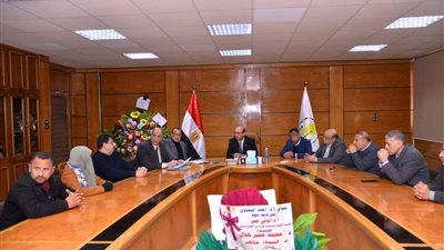 رئيس جامعة أسيوط يؤكد حرصه على مصلحة العاملين بالجامعة 