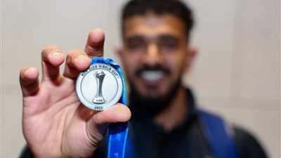 جماهير الهلال تحتفل مع اللاعبين بعد حصولهم علي فضية كأس العالم للأندية 
