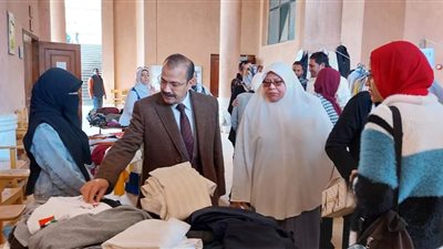 نائب رئيس جامعة بنها يفتتح معرض الملابس الخيرى