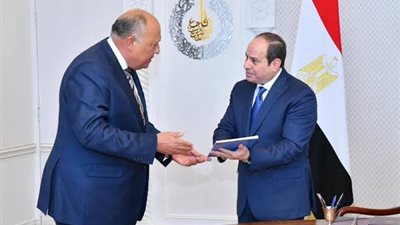 الرئيس السيسي يلتقي سامح شكري لمناقشة نتائج الاتحاد الإفريقي