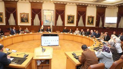 محافظ القاهرة يبحث خطوات دفع العمل في المشروعات المتعثرة 