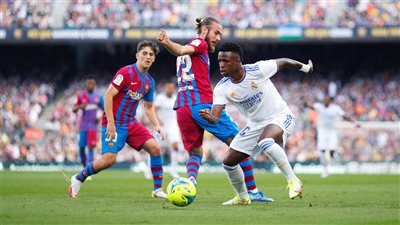 الليجا تُحدد 19 مارس موعدًا لمباراة برشلونة وريال مدريد في كامب نو