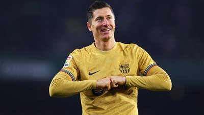 بهدف في يونايتد.. ليفاندوفسكي يقترب من هدفه المئوي في بطولات أوروبا