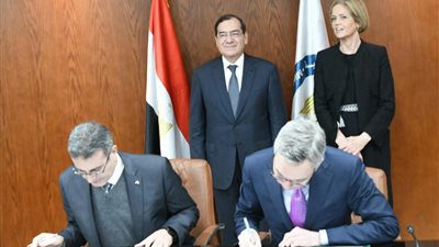وزير البترول يشهد توقيع اتفاقية مشتركة بين المصرية للبتروكيماويات وسكاتك النرويجية