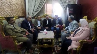محافظ الشرقية يؤدي واجب العزاء في وفاة شقيق مديرعام الشئون القانونية