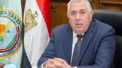 وزير الزراعة يعلن الإفراج عن 136 ألف طن اعلاف الذرة والصويا 