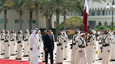 أمير دولة قطر يرحب برئيس مجلس الوزراء فور وصوله الديوان الأميري