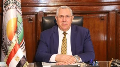 وزير الزراعة يتابع تفعيل الزراعة التعاقدية وحصر مساحات القمح 