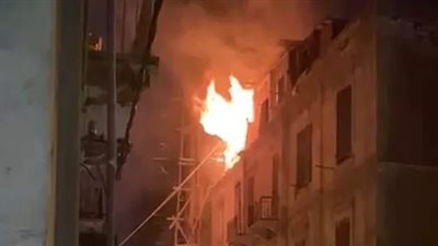 عاجل.. حريق هائل بمنطقة المنشية خلف فندق هوليداي بالإسكندرية