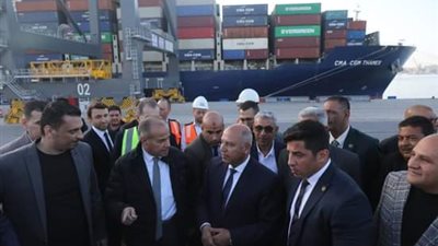 تحمل 10 آلاف حاوية.. وزير النقل يشهد استقبال السفينة CMA CGM THAMES