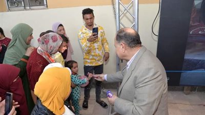 ضمن مبادرة قرية بلا فقر .. محافظ أسيوط يسلم 150 مشروعا للمواطنين