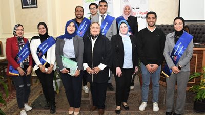 جامعة عين شمس توزع لاب توب لـ فئة الإعاقة البصرية