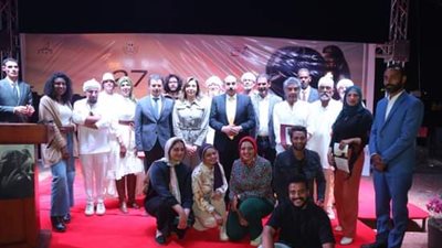وزيرة الثقافة ومحافظ أسوان يشهدان ختام سمبوزيوم النحت 