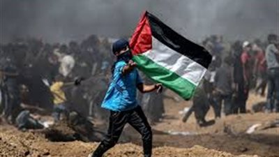 القوات الإسرائيلية تعتقل طفل فلسطيني بعد إصابته بالرصاص الحي