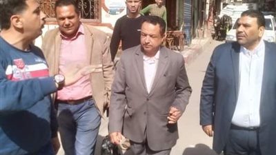 رئيس مركز بلبيس يتفقد شوارع المدينة ويشدد على تطبيق القانون