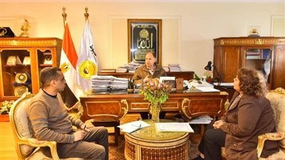 محافظ أسيوط يناقش خطة الرصف وأعمال متابعة صيانة الطرق 