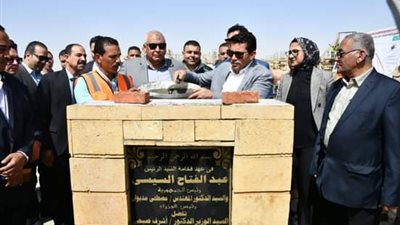 وزير الشباب ومحافظ الوادي الجديد يضعان حجر أساس مضمار الهجن والفروسية الدولي