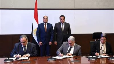 رئيس الوزراء يوقع اتفاقية تشغيل مصنع لـ إنتاج السرنجات والمستلزمات الطبية