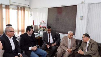 محافظ الشرقية يهنئ مدير المكتب الفني لهيئة النيابة الإدارية