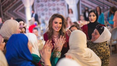 بالقفطان الأردني.. إطلالة الملكة رانيا في مراسم حنة ابنتها