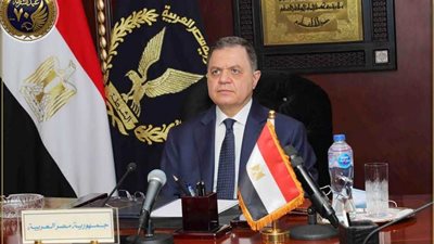 وزير الداخلية يهنئ القائد العام للقوات المسلحة بمناسبة يوم الشهيد