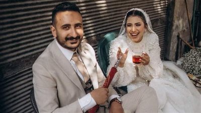 بالشاي والشيشة.. جلسة تصوير لعروسين «برة الصندوق»