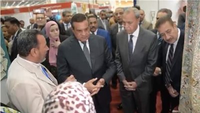 محافظ أسيوط يشيد بالمشاركة في جناح أيادي مصر في معرض القاهرة الدولى 