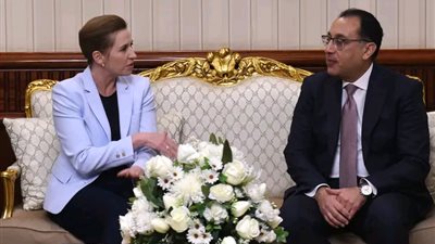 في أول زيارة رسمية.. مدبولي يستقبل رئيسة وزراء الدنمارك بمطار القاهرة