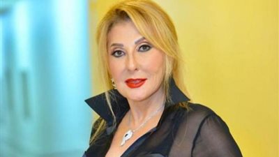 نادية الجندي تثير الجدل بفستان أسود قصير